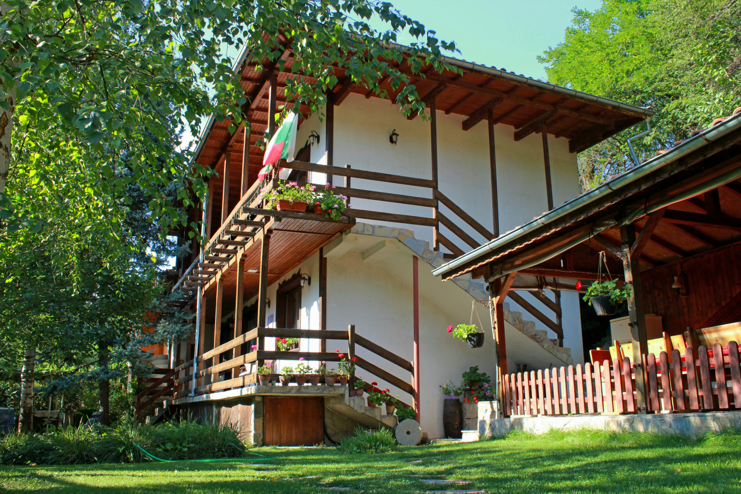 "КЪЩА ЗА ГОСТИ ПРИЯТЕЛИ"