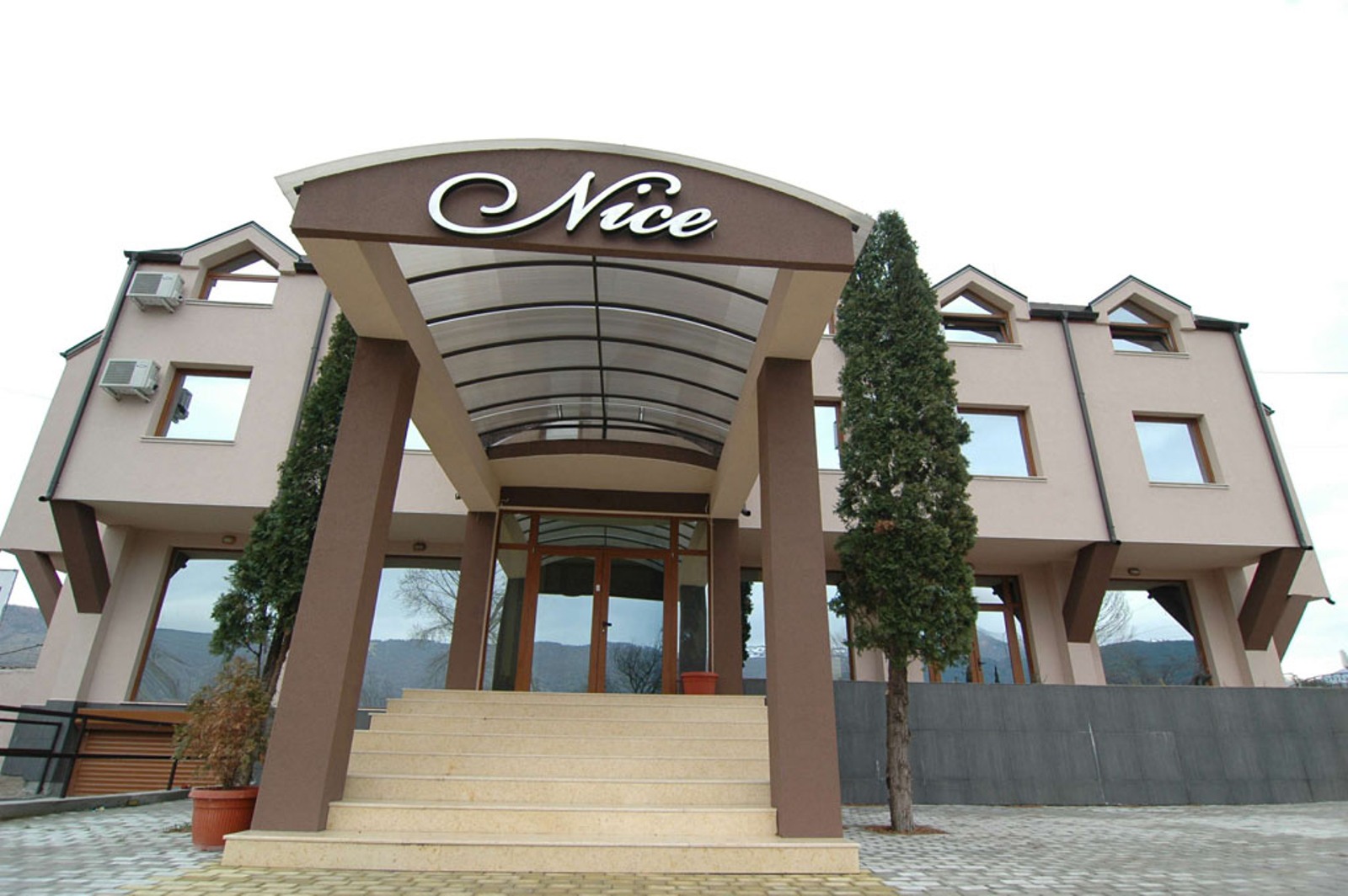 СЕМЕЕН ХОТЕЛ "НАЙС"