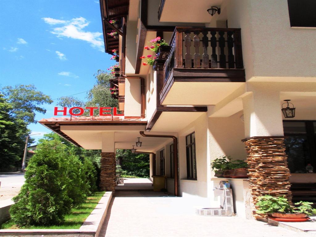 Семеен хотел Емали