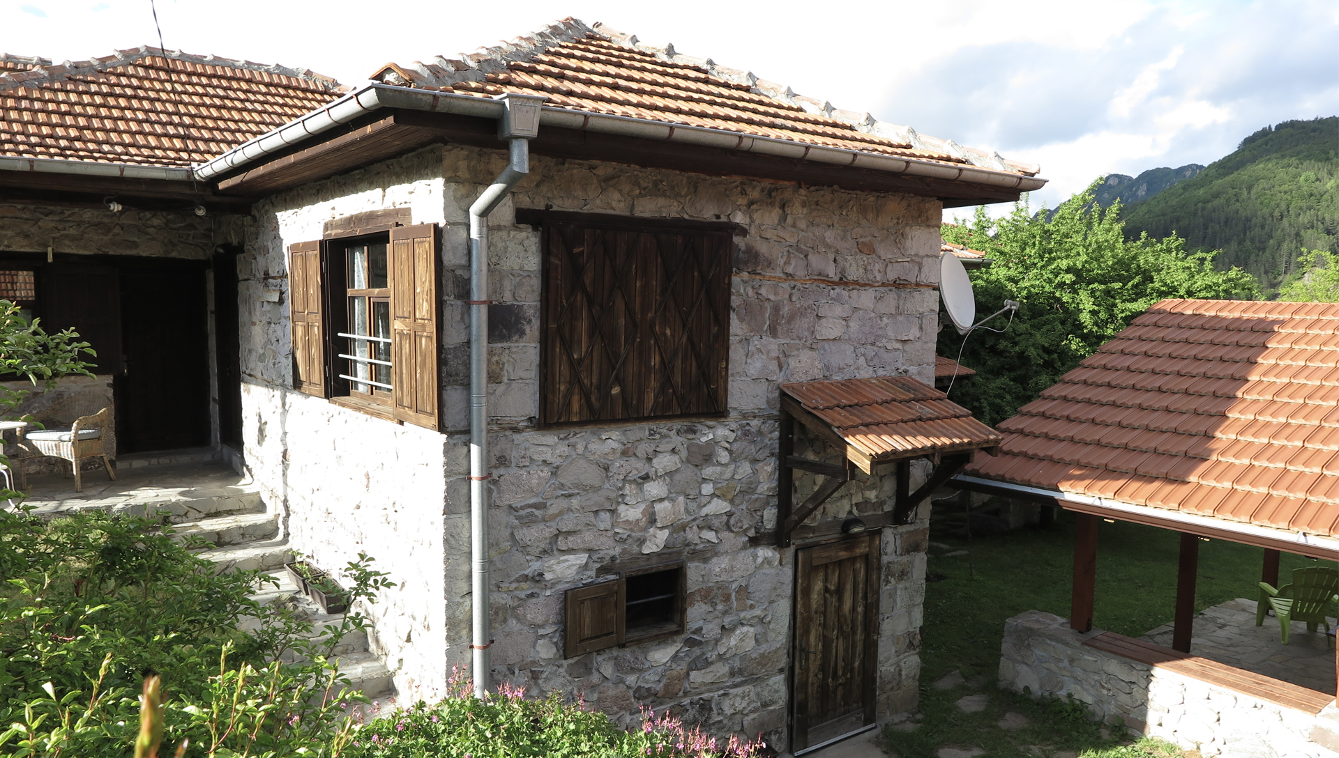 ВЕСЕЛА КЪЩА