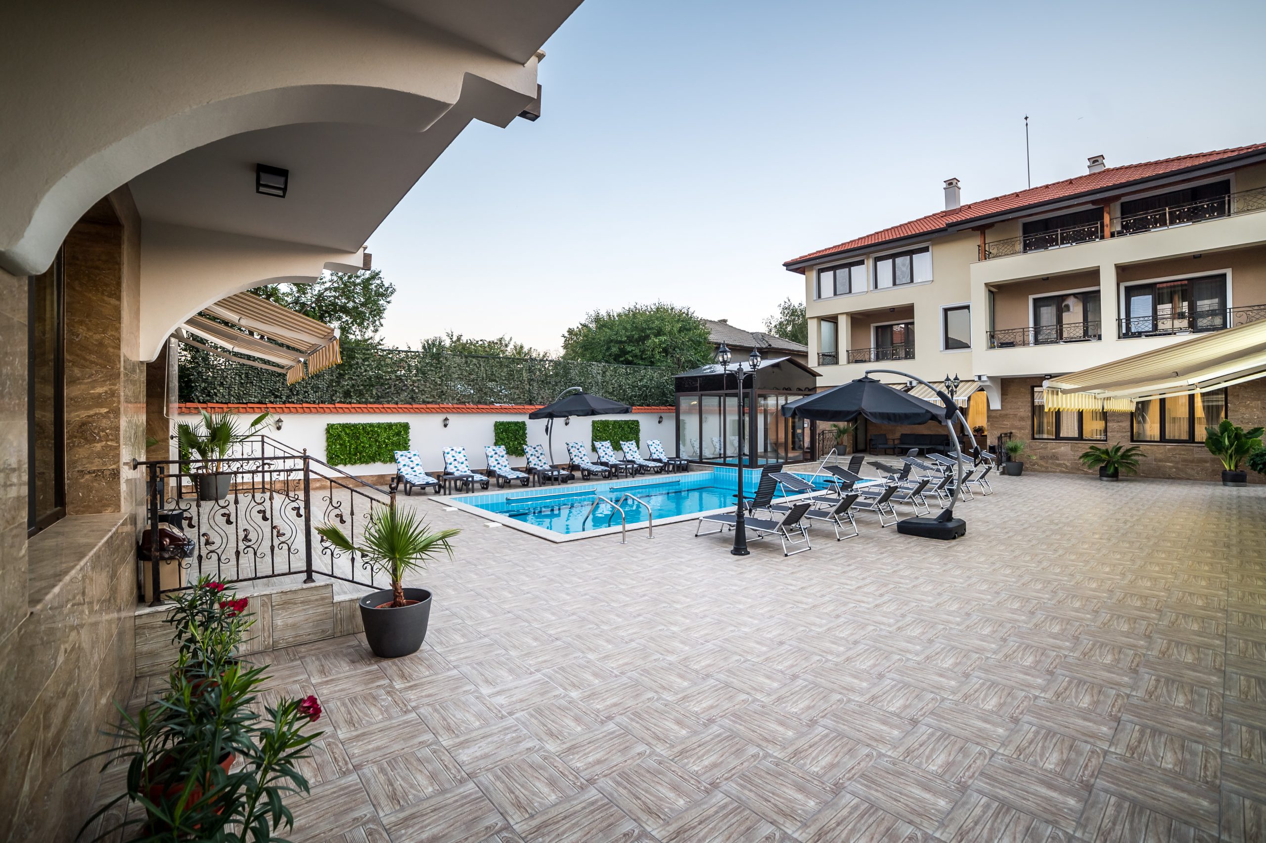 „СЛЪНЧЕВИТЕ КЪЩИ ЗАПАД“