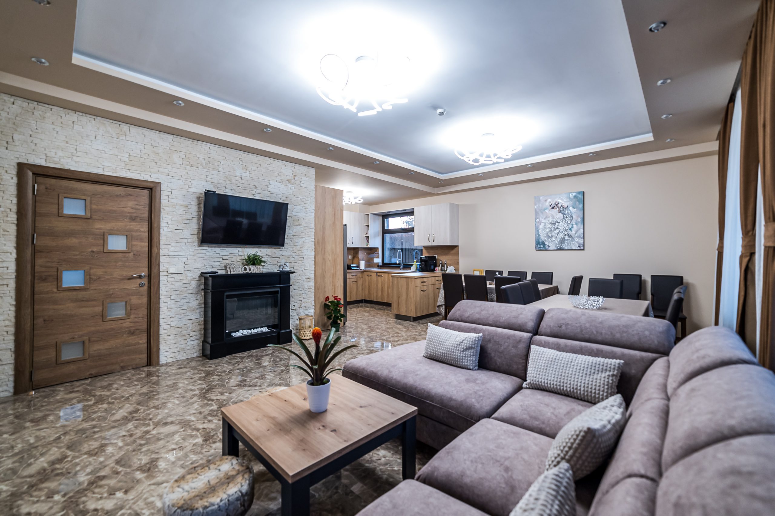 „СЛЪНЧЕВИТЕ КЪЩИ ЗАПАД“