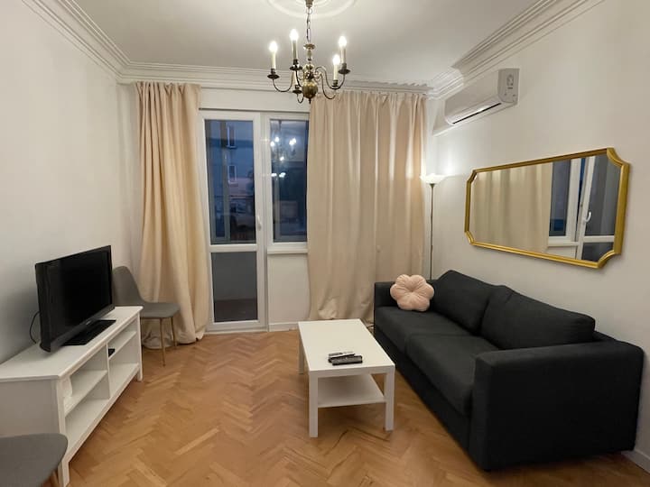 Широко студио в топ квартал с метро