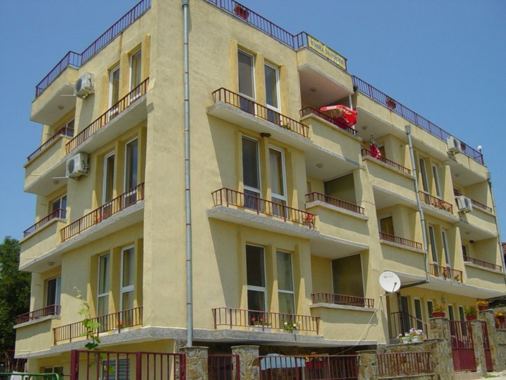 СЕМЕЙСТВО МАВРОВИ