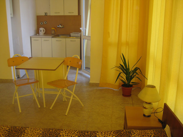 СЕМЕЙСТВО МАВРОВИ