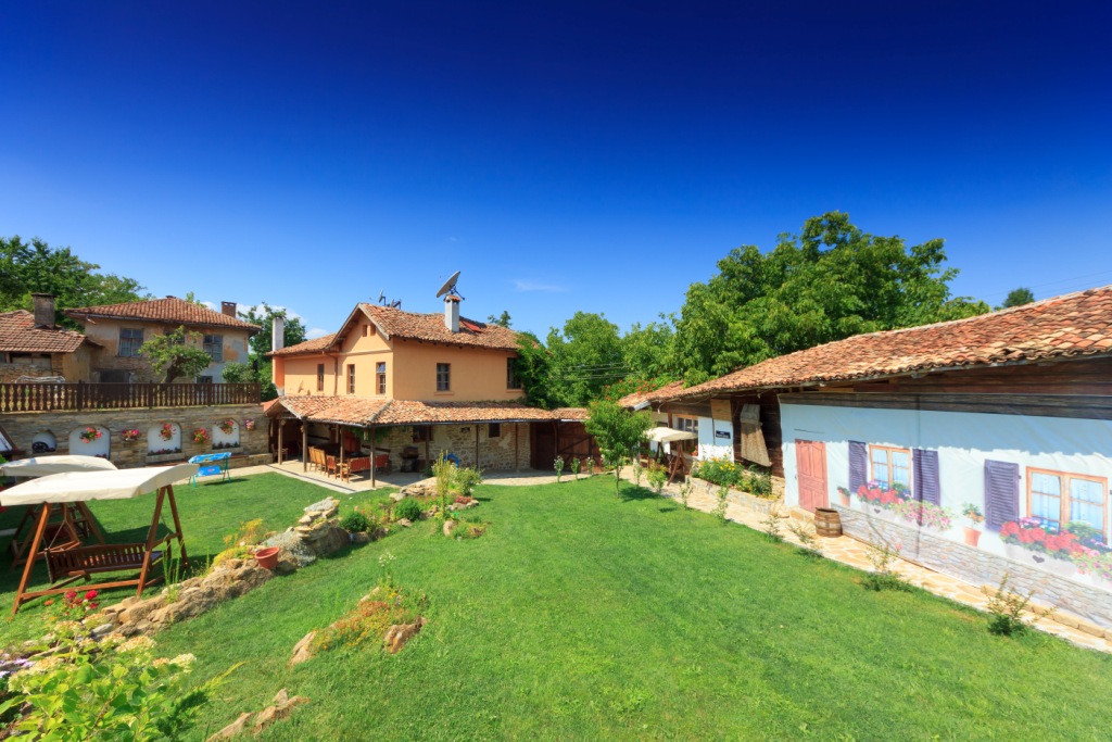 ЧАМУРКОВАТА КЪЩА