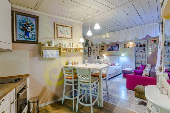 ЧАМУРКОВАТА КЪЩА